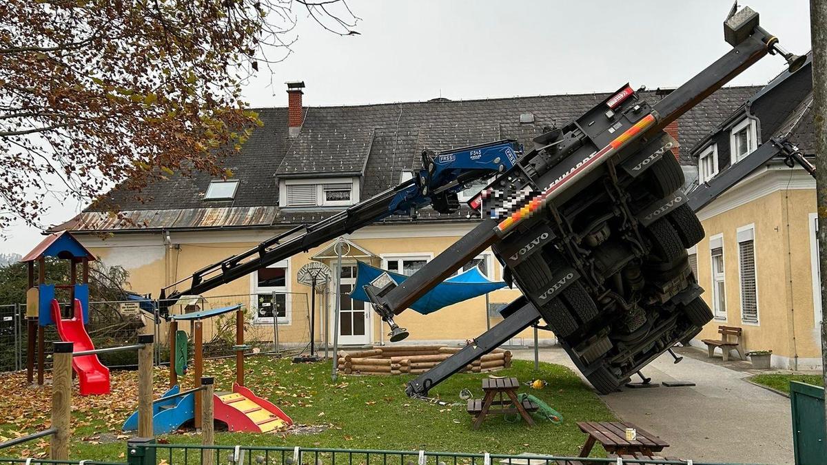 Der Kranwagen stürzte seitlich um 