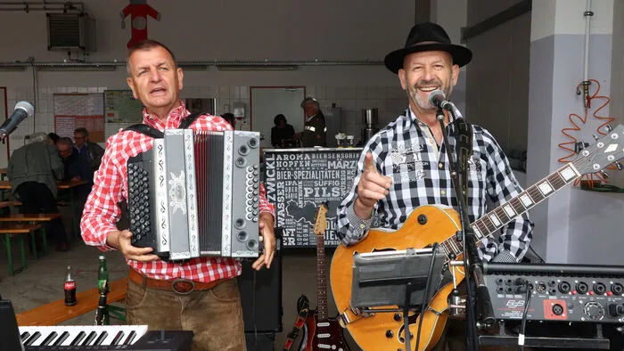 Musikalisch sorgte das Duo „Die Alpenspezis“ mit Hubert Scheiber und Siegfried „Sigi“ Müller für Stimmung im Rüsthaus.    