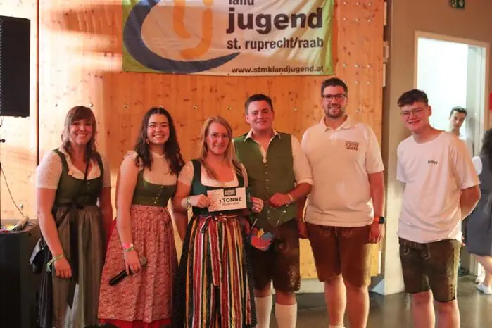 Der Ball war ausverkauft, und die „zusätzliche Stunde“ wurde von Jung und Alt ausgiebig zum Feiern genutzt.