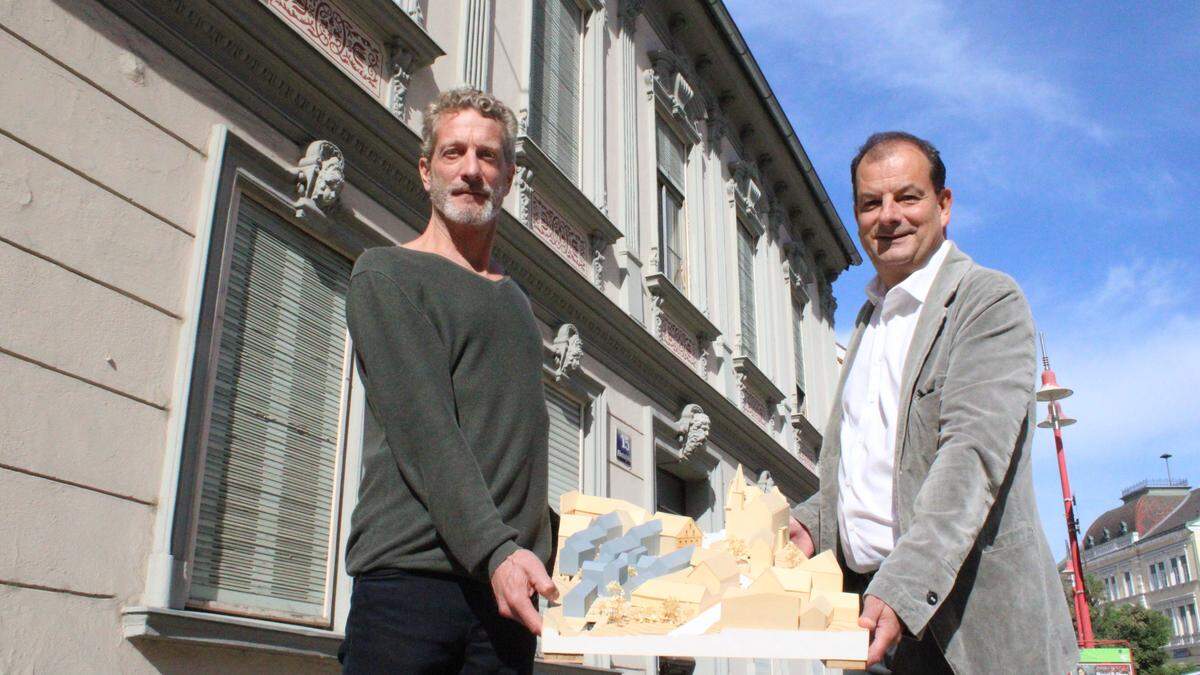 Architekt Jan-Christian Heuser und Wolfgang Weber vom Bauausschuss