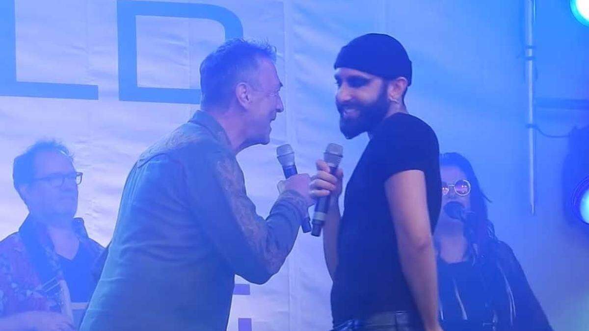 Hubert von Goisern und Conchita Wurst singen gemeinsam am Wiener Heldenplatz 