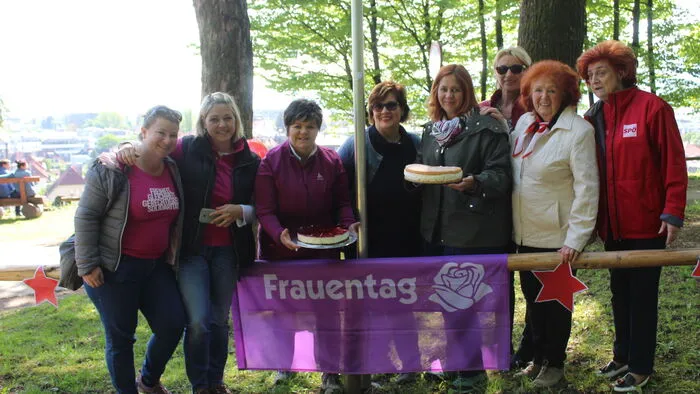 Die SPÖ-Frauen schenken Kaffee und Kuchen aus.