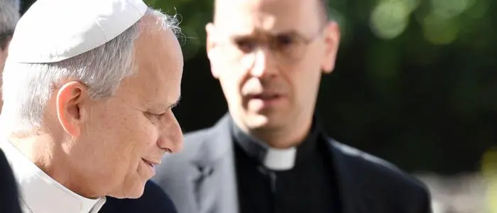 Papst Leo XIV. bei seiner Ankunft im Agostino-Gemelli-Krankenhaus