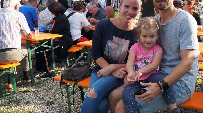 Es konnte am Freitag kein größeres Kompliment für den Schmankalanmarkt in Grafenstein geben: Nach dem Gewitter um 16 Uhr saßen um 18 Uhr bei der Eröffnung des Sommerfestes schon viele Gäste auf den trocken gewischten Bänken im Sonnenschein. Sie hatten den Regen abgewartet und gingen aufs Fest, sobald es trocken war.
