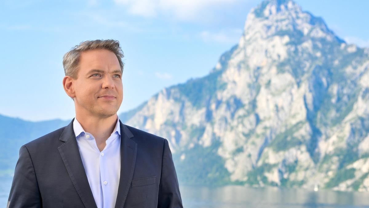 Moderator Martin Thür bittet an den Traunsee