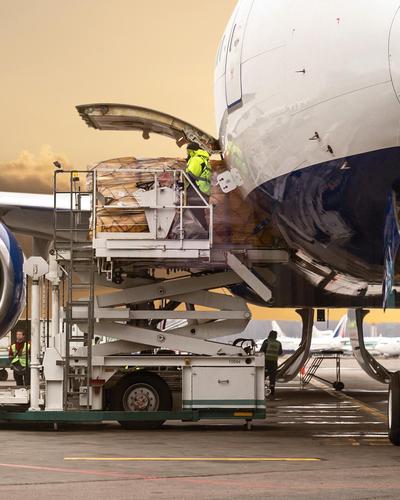 Der Handelsverband fordert einen Acht-Punkte-Aktionsplan für Fairness im digitalen Handel - bis zu 35 Luftfrachtflüge täglich würden die Behörden überfordern