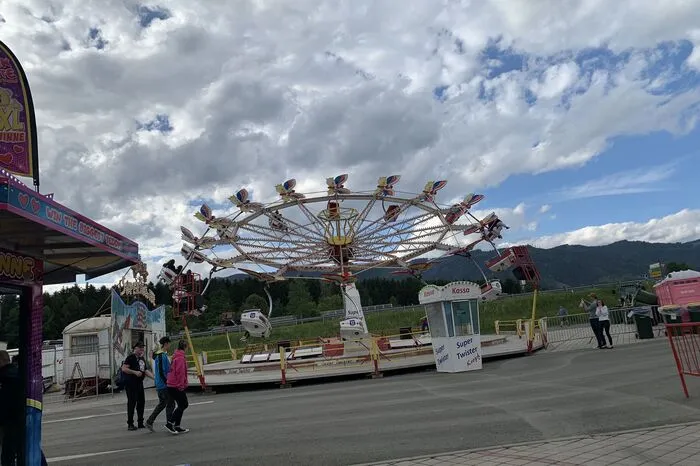 Abseits von Wiesnzelt und Musik wurde zusätzlich eine große Bandbreite an Fahrgeschäften bereitgestellt. Für jüngere Besucher gab es eine eigene Kinderwiesn mit Streichelzoo, Erlebnisreiten, Hüpfburgen, Strohspielplatz und Kinderschminken.