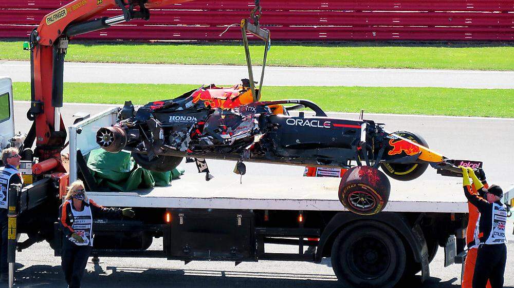 Beim Grand Prix von Silverstone krachte Max Verstappen nach einer Berührung mit Lewis Hamilton mit 51G in den Reifenstapel