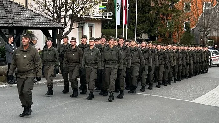 Die Aufregung war Eltern, Freunden und Verwandten anzusehen, als Donnerstagabend 122 Rekruten des Fliegerbataillons 2 aus Zeltweg und Aigen im Ennstal auf dem Marktplatz von Kammern einmarschierten.