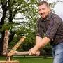 Ein Mann hackt Holz