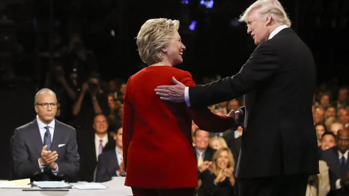 Das Bild täuscht. Für Harmonie bleib im ersten TV-Duell von Hillary Clinton und Donald Trump wenig Zeit. Die beiden lieferten sich einen beinharten Schlagabtausch, bei dem praktisch kein Streitthema ausgelassen wurde.