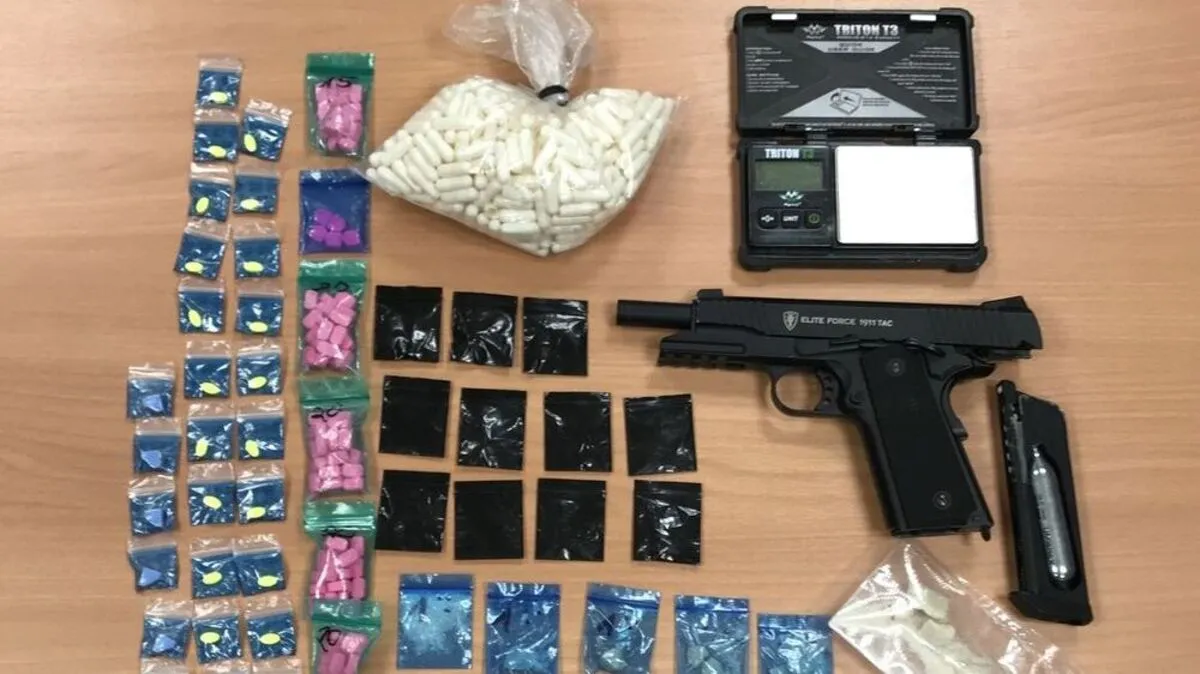 Suchtmittel und eine CO2-Pistole wurden sichergestellt