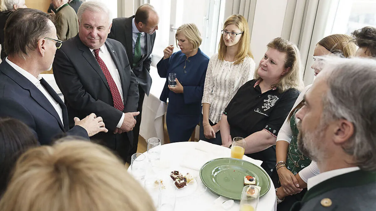 Schützenhöfer im Gespräch mit Mitarbeitern der Bezirkshauptmannschaft