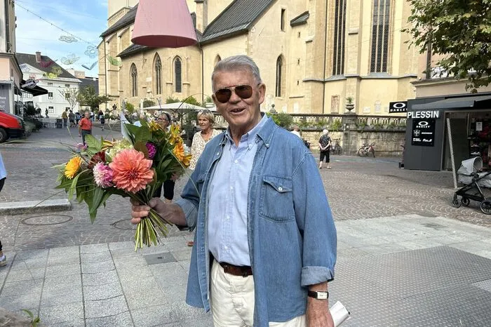 Einer der glücklichen Passanten, die einen frisch gebundenen Blumenstrauß ergattern konnten.
