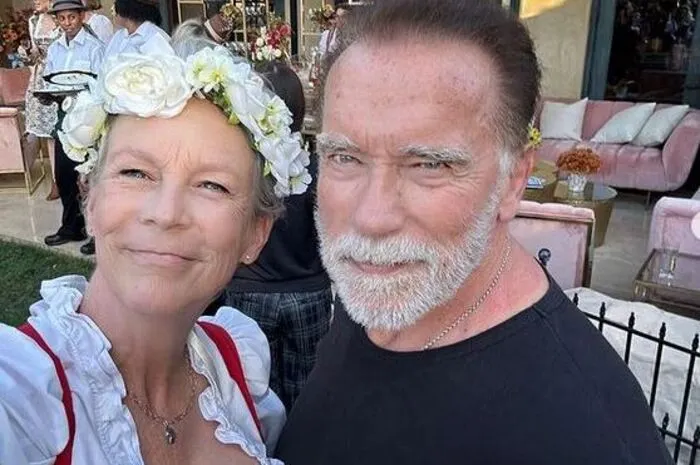 Jamie Lee Curtis (64) und Arnold Schwarzenegger (76) zeigen sich zusammen. Auf einem Instagram-Post der Schauspielerin ist Curtis mit dem Austro-Amerikaner zu sehen. Curtis zeigt sich dabei im rot-weiß-roten Dirndl.