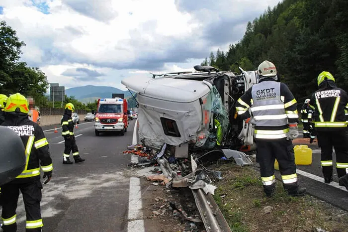 ...nachdem ein mit Tomaten beladener Lkw auf der Autobahn umgekippt war. 