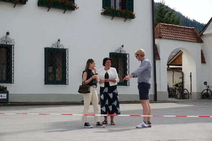 Spielleiter Bernhard Wohlfahrter im Gespräch mit den Schauspielern