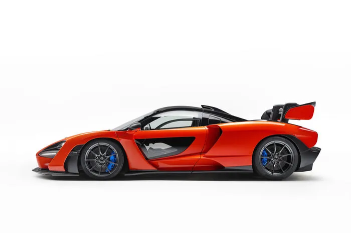 Die vom großen Ahnen McLaren F1 inspirierten Dihedral-Türen klappen nach vorne und oben und öffnen sich mit einem Teil des Daches, um merklich niedrige Schweller freizulegen, damit Fahrer oder Passagiere das Cockpit leicht besteigen oder verlassen können, selbst wenn sie einen Helm und einen Rennanzug tragen. Passend: Einziger Stauraum ist der hinter den beiden Sitzen, wo gerade genug Platz für zwei Helme und Rennanzüge ist.