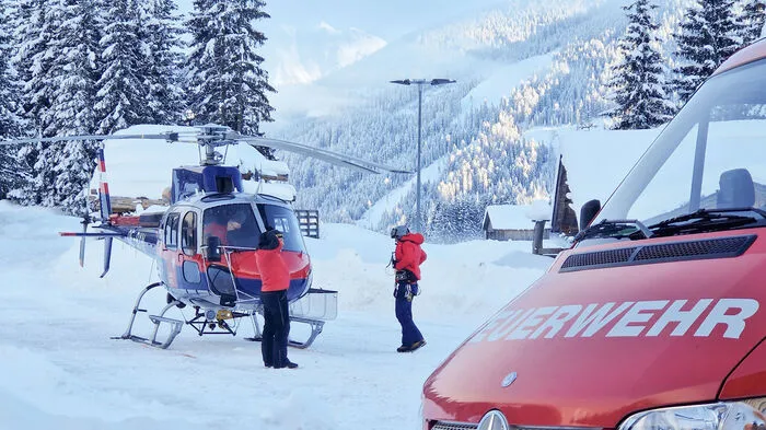 Der Polizeihubschrauber Libelle beim Einsatz in Kartitsch 