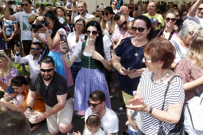 ...im großen Format eines traditionellen Familienfestes.