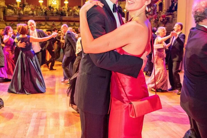 Hier tanzen etwa Gastgeberin und Hausherrin Nora Schmid mit Peter Zednicek >> Die besten Videos und Bilder der Ballnacht