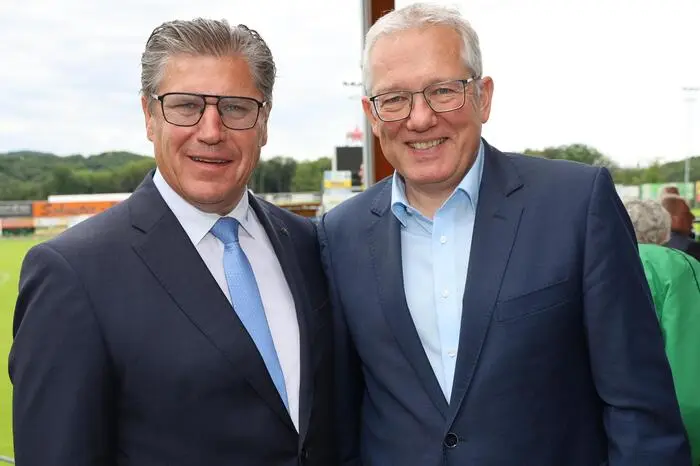 Für Bürgermeister und Obmann des Sportvereins, Johannes Weidinger, war die Jubiläumsfeier ein besonderes Ereignis: „Es war eine Reise von der 1. Klasse bis in die Regionalliga, auf die wir sehr stolz sind.“ Im Bild mit Kleine Zeitung-Geschäftsführer Thomas Spann