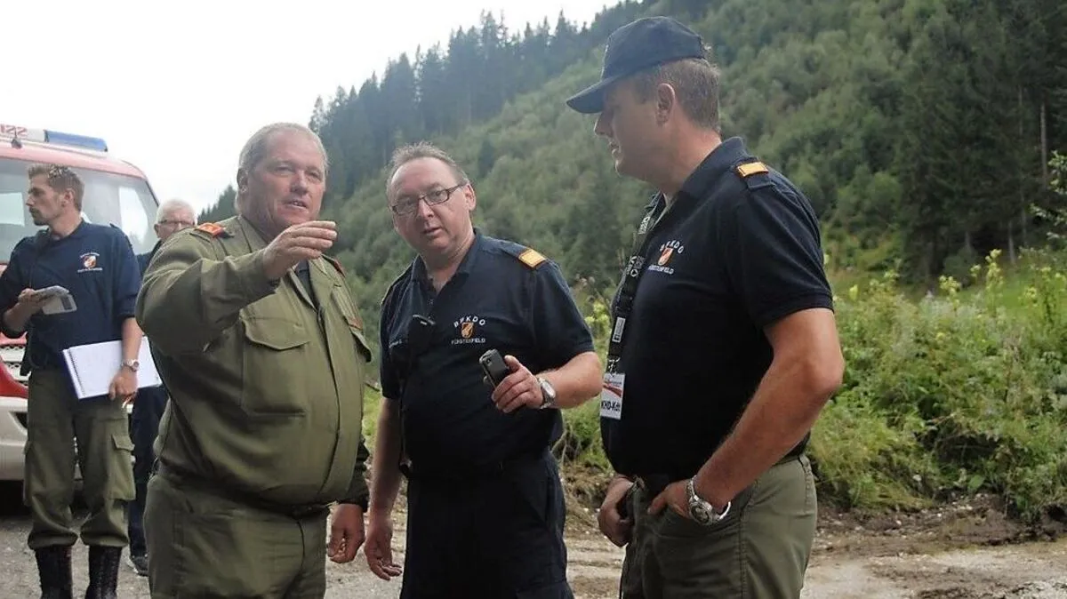 Die Kommandanten Gerald Derkitsch (Mitte) und Adolf Stürzer (rechts)
