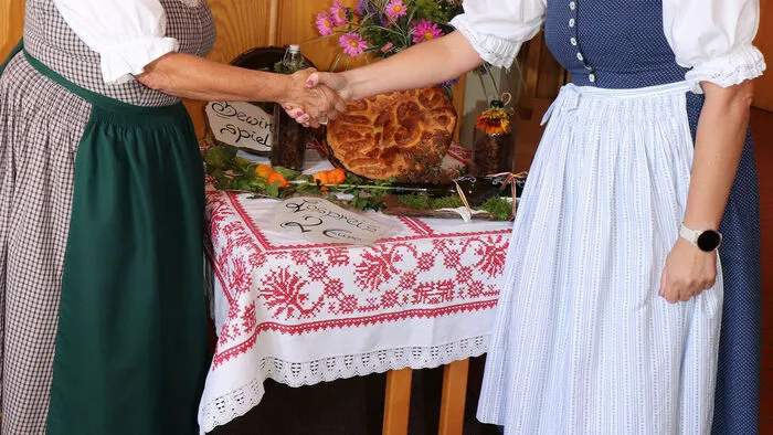 40 Jahre lang war Ursuala Niederbichler (am Foto Links) die Obfrau vonder Bänderhuttrachtengruppe Gnsesau, seit heuer ist Christina Wartbichler die Obfrau.