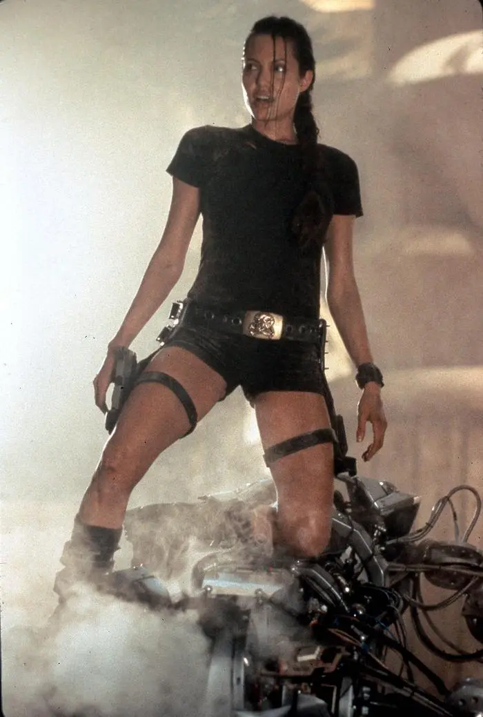  LARA CROFT: TOMB RAIDER ANGELINA JOLIE PARAMOUNT Date: 2001. Strictly editorial use only in conjunction with the promotion of the film. Credit line mandatory. This image is copyright of the film company and is supplied under the terms of issue as film still. No commercial or book cover use permitted without prior consent from the film company. PUBLICATIONxINxGERxSUIxAUTxONLY Mandatory credit line: Image courtesy Ronald Grant Archive / Mary Evans 