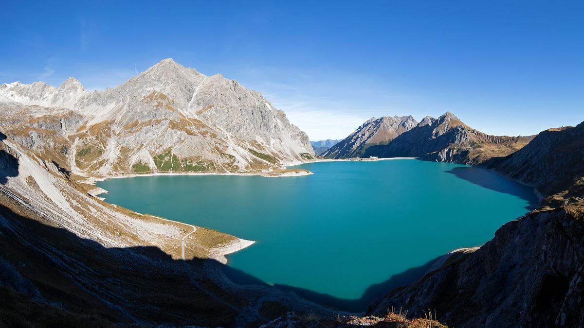Ein gut angelegter Rundweg führt um einen der größten Bergseen Österreichs