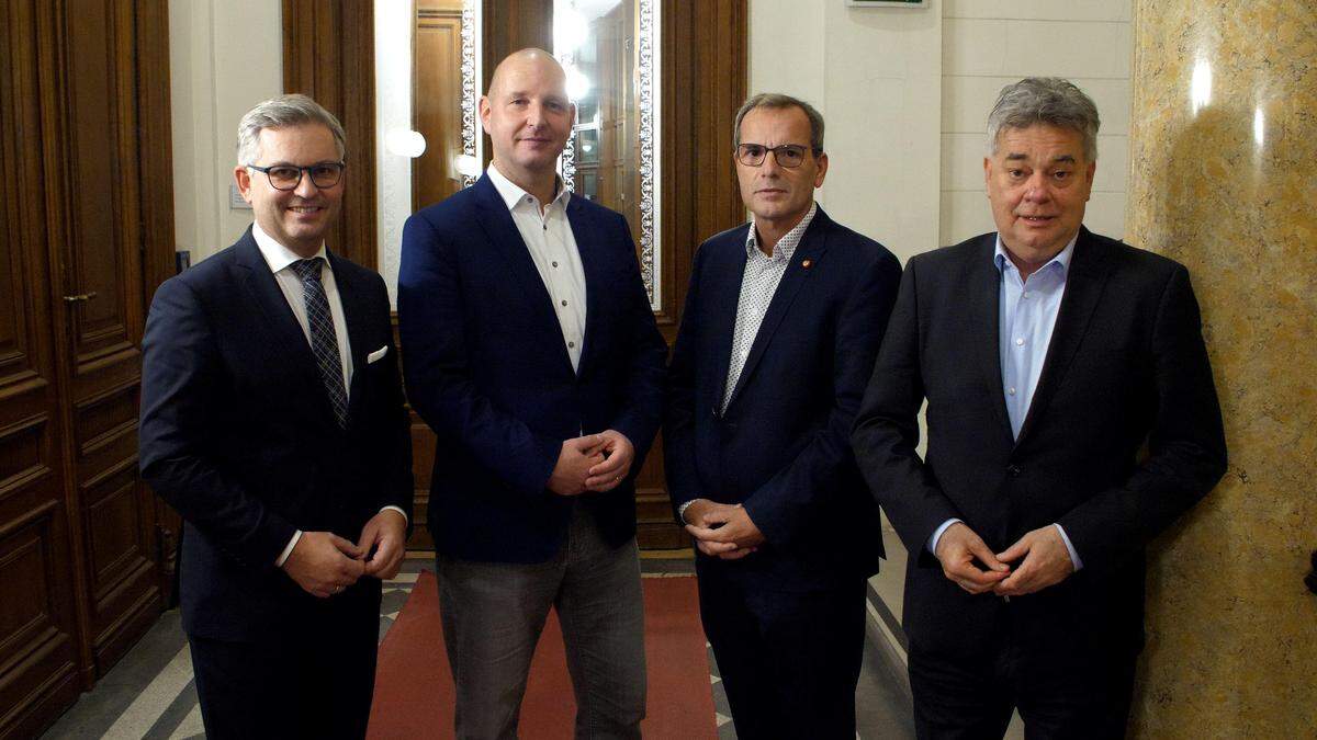 Gruppenfoto mit Vizekanzler Werner Kogler, Finanzminister Magnus Brunner, GÖD-Vorsitzendem Eckehard Quin und younion-Vorsitzendem Christian Meidlinger 