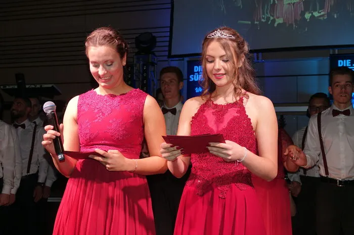 Katharina Schabler (5bj) und Lisa Greger (5aj) begrüßten im Namen der Absolventen die Ballgäste.