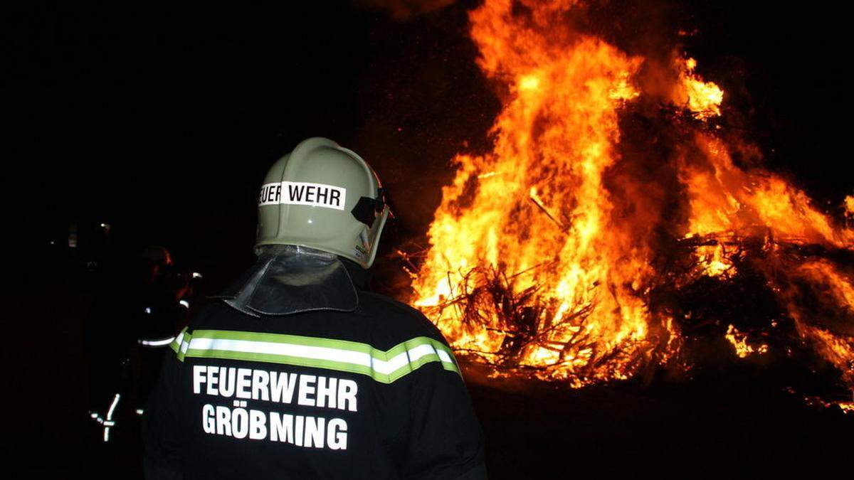 Den letzten Einsatz der Nacht hatte die FF Gröbming zu bewältigen. Im Ortsteil Hofmanning brannte ein Osterfeuer