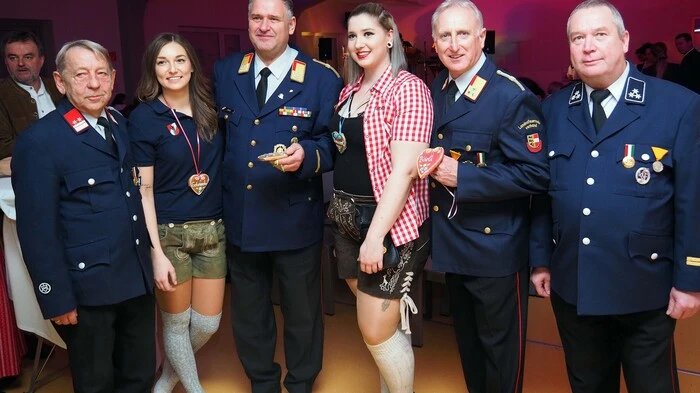 Mit der Nacht in Tracht eröffnete die Freiwillige Feuerwehr St. Georgen am Sandhof am Samstag die Saison der Feuerwehrbälle der Freiwilligen Klagenfurter Stadtfeuerwehren. Im Gemeindezentrum Annabichl wurde getanzt. Die FF Wölfnitz und die FF Viktring laden auch heuer wieder zum Ball.