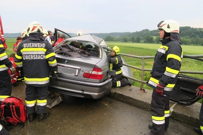 Dann krachte der Wagen in ein Brückengeländer.