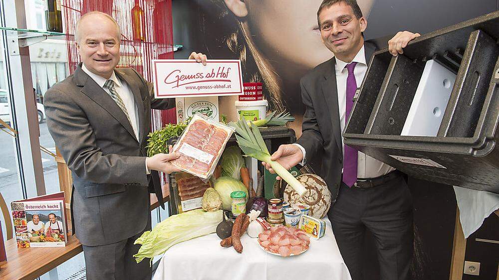 Landesrat Seitinger und Post-Vorstand Umundum mit der neuen Lebensmittel-Box