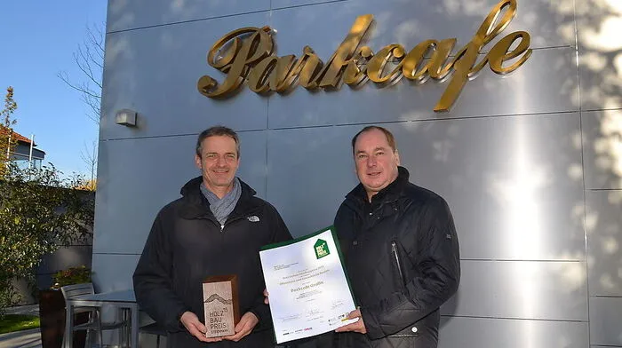 Architekt Max Stoisser und Bauherr Bürgermeister Hubert Isker freuen sich über den Holzbaupreis fürs Parkcafe