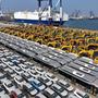 Tausende chinesische Fahrzeuge warten auf ihren Transport nach Europa