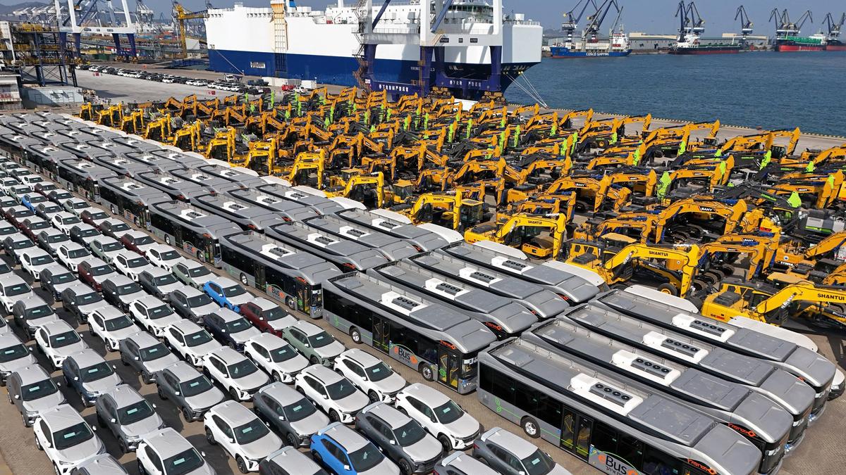 Zu verschiffende chinesische E-Autos am Seehafen von Yantai am Gelben Meer