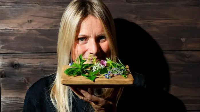 Gloria Clama zeigt mit Bergkräutern, Heu und Sauerklee, wie überraschend große Küche ganz nahe liegen kann.