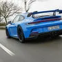 Am wenig dezenten Flügel erkennt man den Porsche 911 GT3