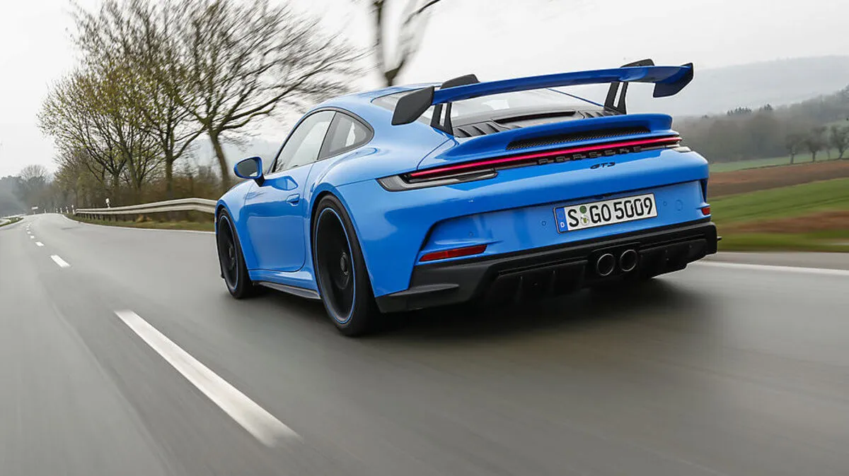 Am wenig dezenten Flügel erkennt man den Porsche 911 GT3
