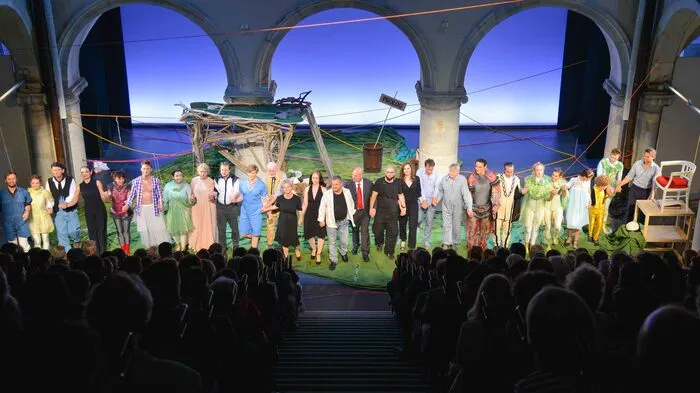 Ein Großaufgebot an Prominenz erwies dem Ensemble Porcia zur Eröffnung der Komödienspiele in Spittal die Ehre. Schwung- und fantasievoll inszenierte Intendantin Angelica Ladurner Shakepears Sommernachtstraum.