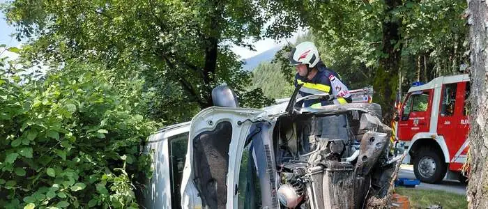 Das Auto blieb seitlich liegen