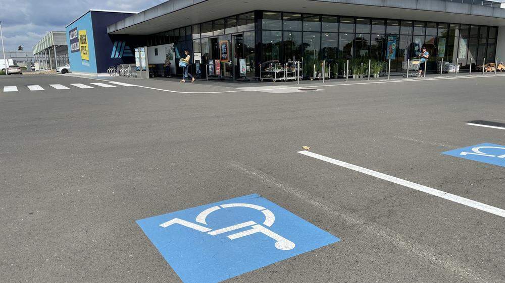 Eine sehbehinderte Oststeirerin wurde angepöbelt, weil sie auf einem Behinderten-Parkplatz stand