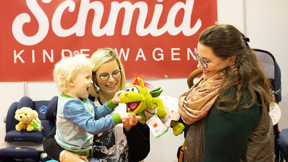 Seit Jahrzehnten ist das Unternehmen auf Messen präsent. Nora Widmann (rechts) beim Beratungsgespräch auf der Familienmesse