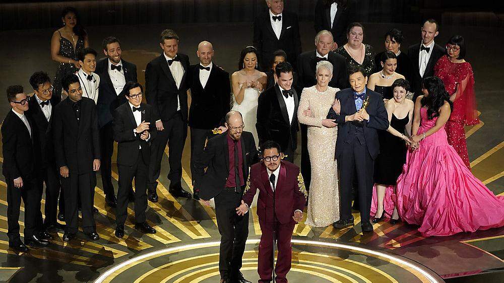 The Daniels räumten insgesamt sieben Oscars für ihre Sci-Fi-Komödie &quot;Everything Everywhere All At Once&quot; ab