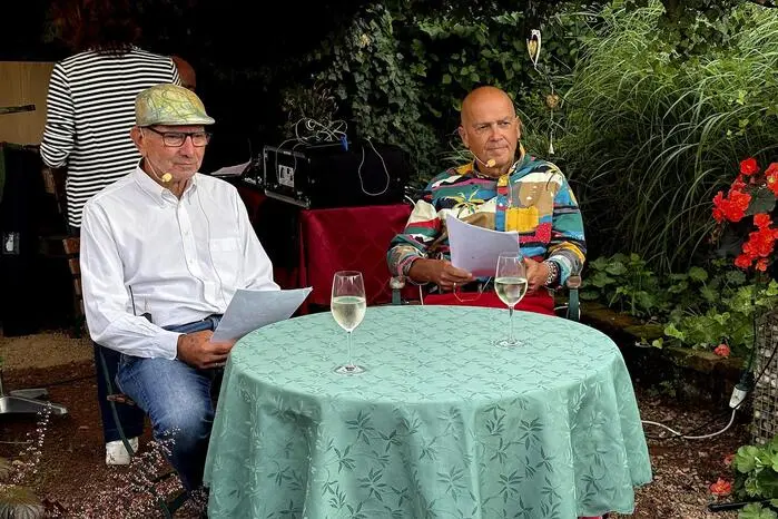 Mit Lachtränen in den Augen applaudierten und anderen Bürgermeister Franz Jost, Ortsvorsteherin Barbara Raidl und zahlreiche weitere Gemeindevertreter.