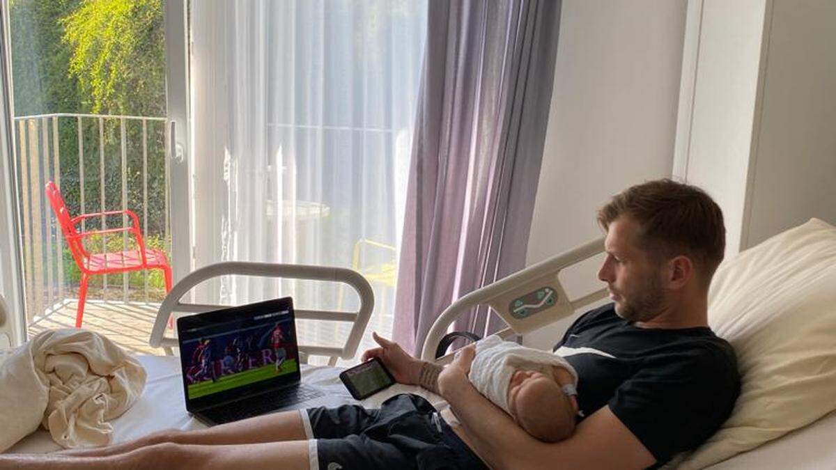 Früh übt sich: Alex Grünwald und Lio beim Fußball schauen