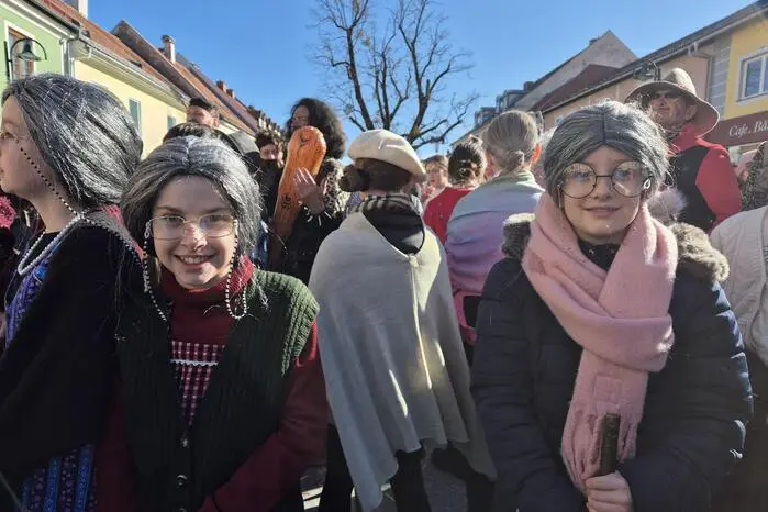 Die Schülerinnen und Schüler der VS Eibiswald alterten temporär um einige Jahrzehnte